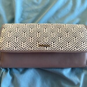 Fossil Woven Clutch in Cream and light grey.